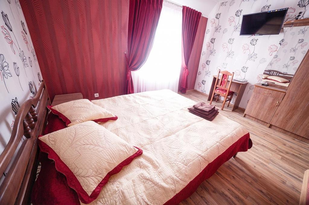 Corner House Hotel Loetsk Buitenkant foto