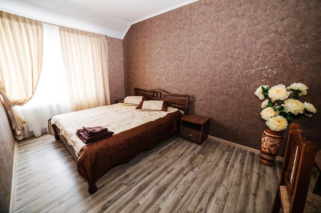 Corner House Hotel Loetsk Buitenkant foto
