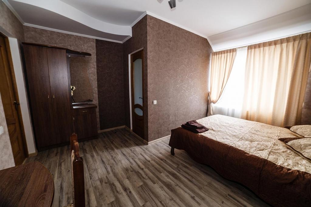 Corner House Hotel Loetsk Buitenkant foto