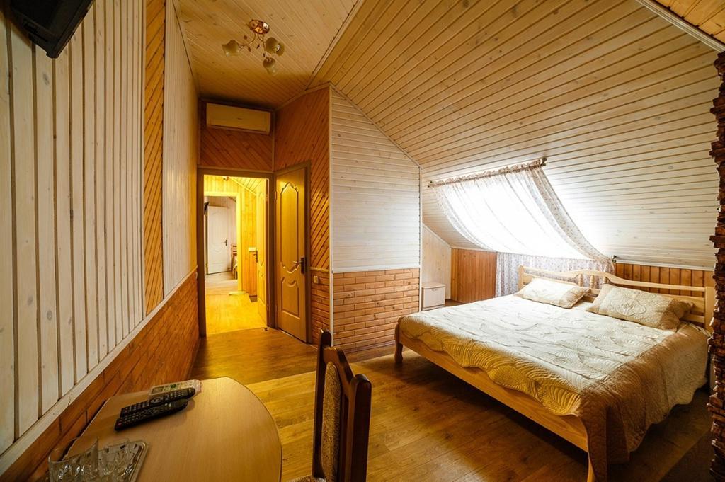Corner House Hotel Loetsk Buitenkant foto