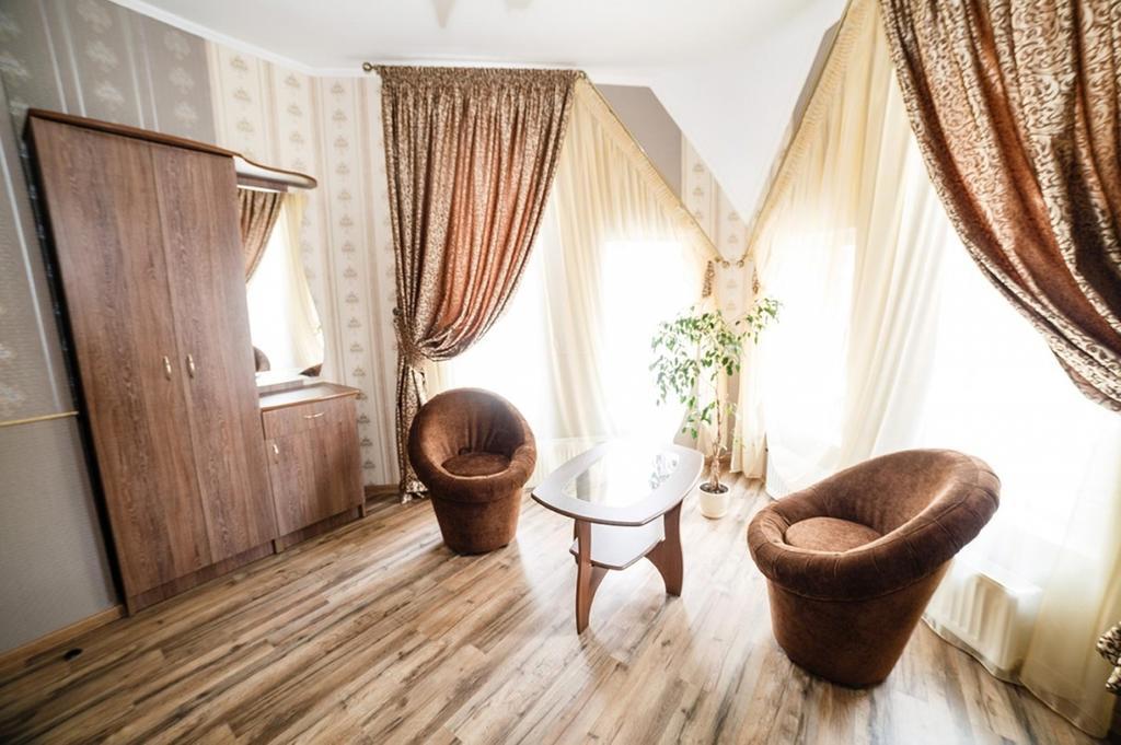 Corner House Hotel Loetsk Buitenkant foto